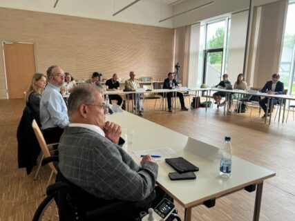 Prof. Dr. Georges Tamer (Vordergrund, FAU) eröffnete die Konferenz.