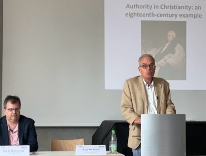 In der zweiten Vorlesung beleuchtete Dr. Jan Wim Buisman (r., Leiden University) das Konzept der Autorität aus Sicht des Christentums. Es moderierte Prof. Dr. Christian Lange (l., Universität Würzburg).
