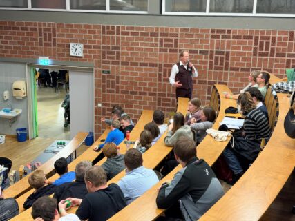 Fragerunde nach dem Vortrag "(Mit) Gott spielen" von Dr. Nathanael Riemer