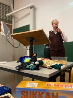 Dr. Nathanael Riemer mit dem Vortrag "Unboxing der Götter und Heiligen"