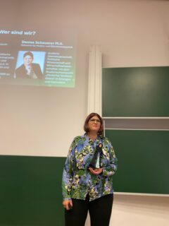 Denise Scheuerer zeigt eine Fulla Puppe